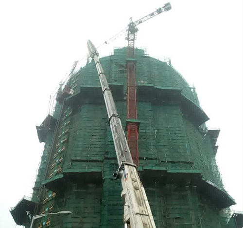 亚东吊车在工地上作业